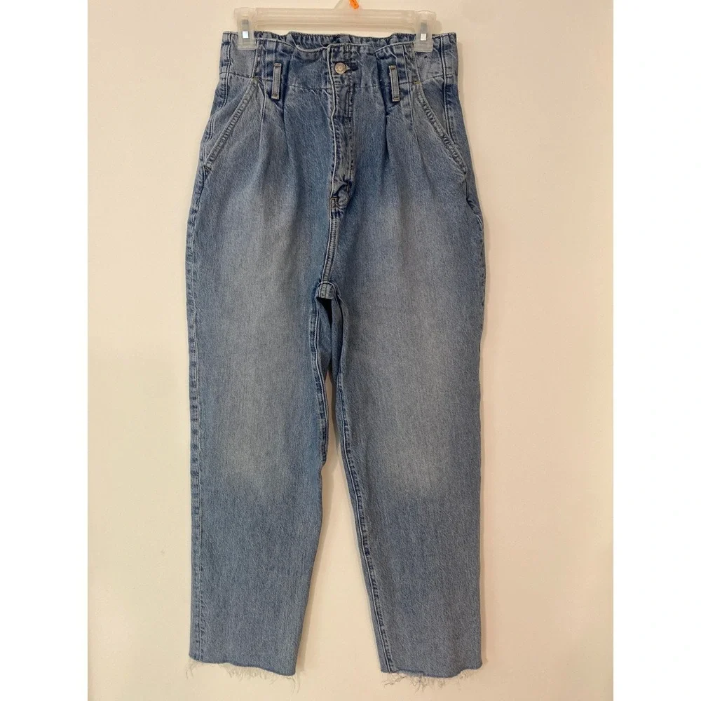 Abercrombie & Fitch Mom Jean Light Wash Paperbag High Rise Pleated‎ Denim 28 6R